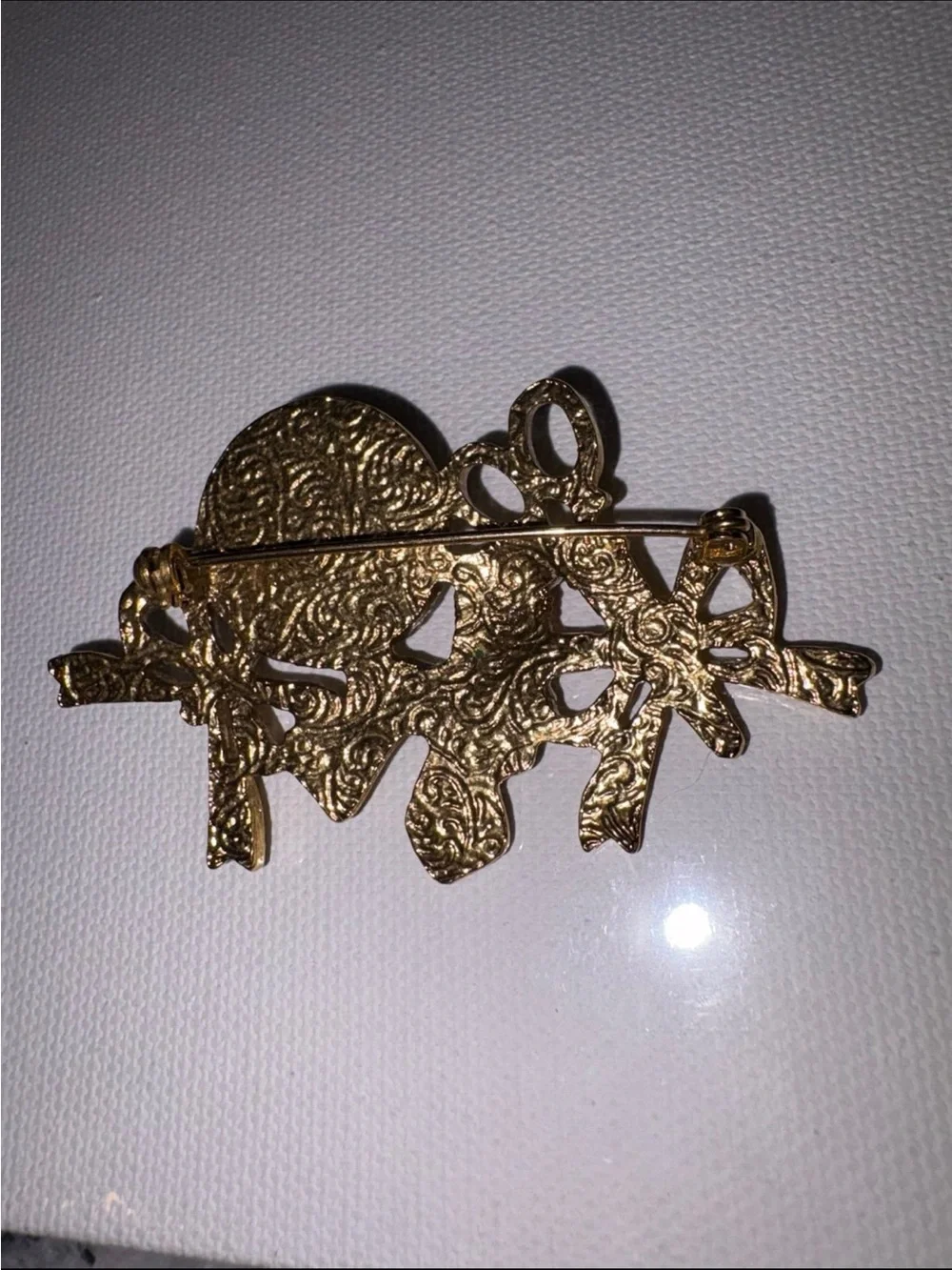 Vintage Sewing Notion pin gold tone pearl Brooch seamstress Scissors